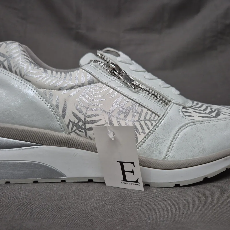 BOXED PAIR OF EMMA SHOES IN IVORY/SILVER SIZE 5