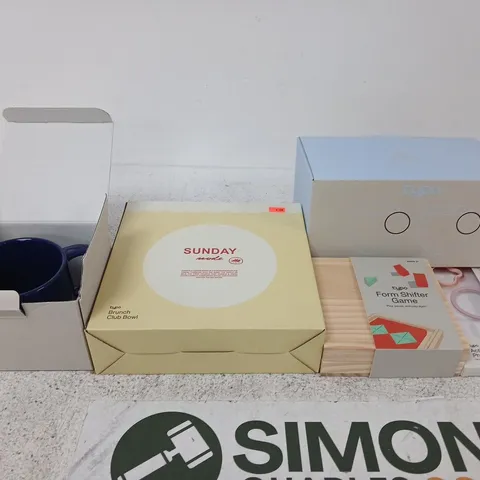 BOX OF APPROXIMATELY 10 ASSORTED ITEMS TO INCLUDE KIDS GAMES, CHRISTMAS DECORATIONS AND MUGS AND CUPS