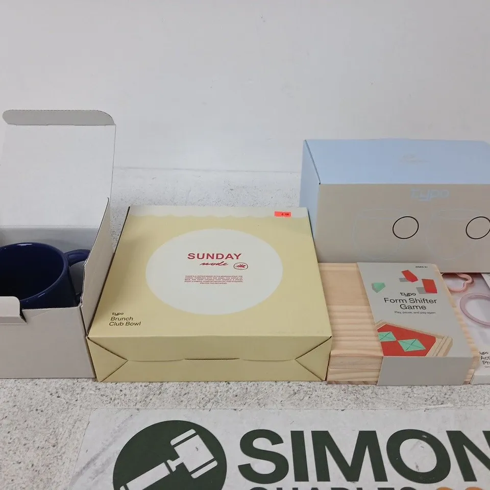 BOX OF APPROXIMATELY 10 ASSORTED ITEMS TO INCLUDE KIDS GAMES, CHRISTMAS DECORATIONS AND MUGS AND CUPS