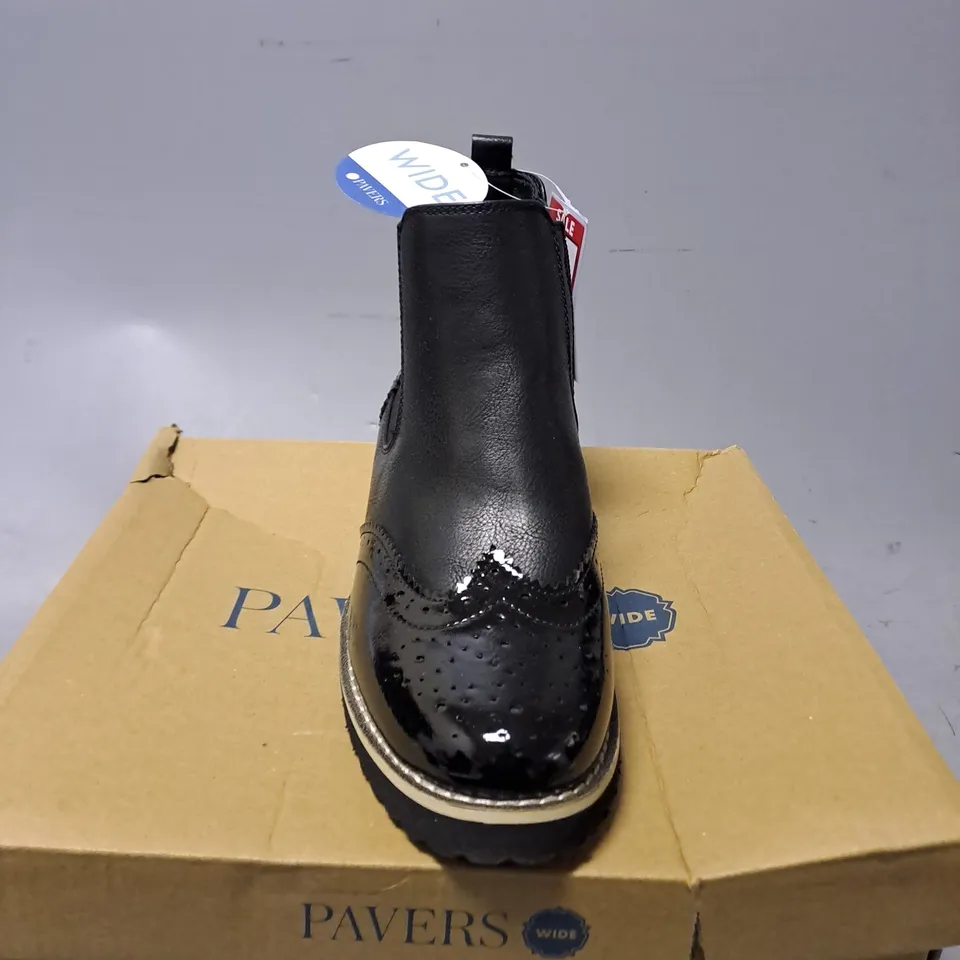 BOXED PAVERS WIDE BLACK SMART HIGH TOP SHOES - SIZE 37 