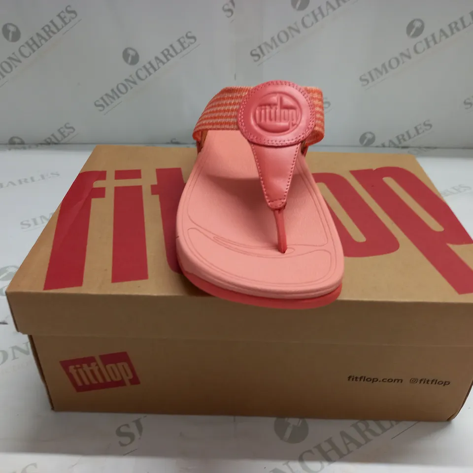 BOXED PAIR OF FITFLOP WALKSTAR FINESTRIP TOE-POST SANDALS IN SUNSHINE CORAL - UK 5