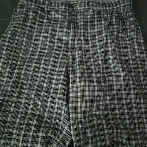 TOMMY HILFIGER CHECK SHORTS SIZE 36