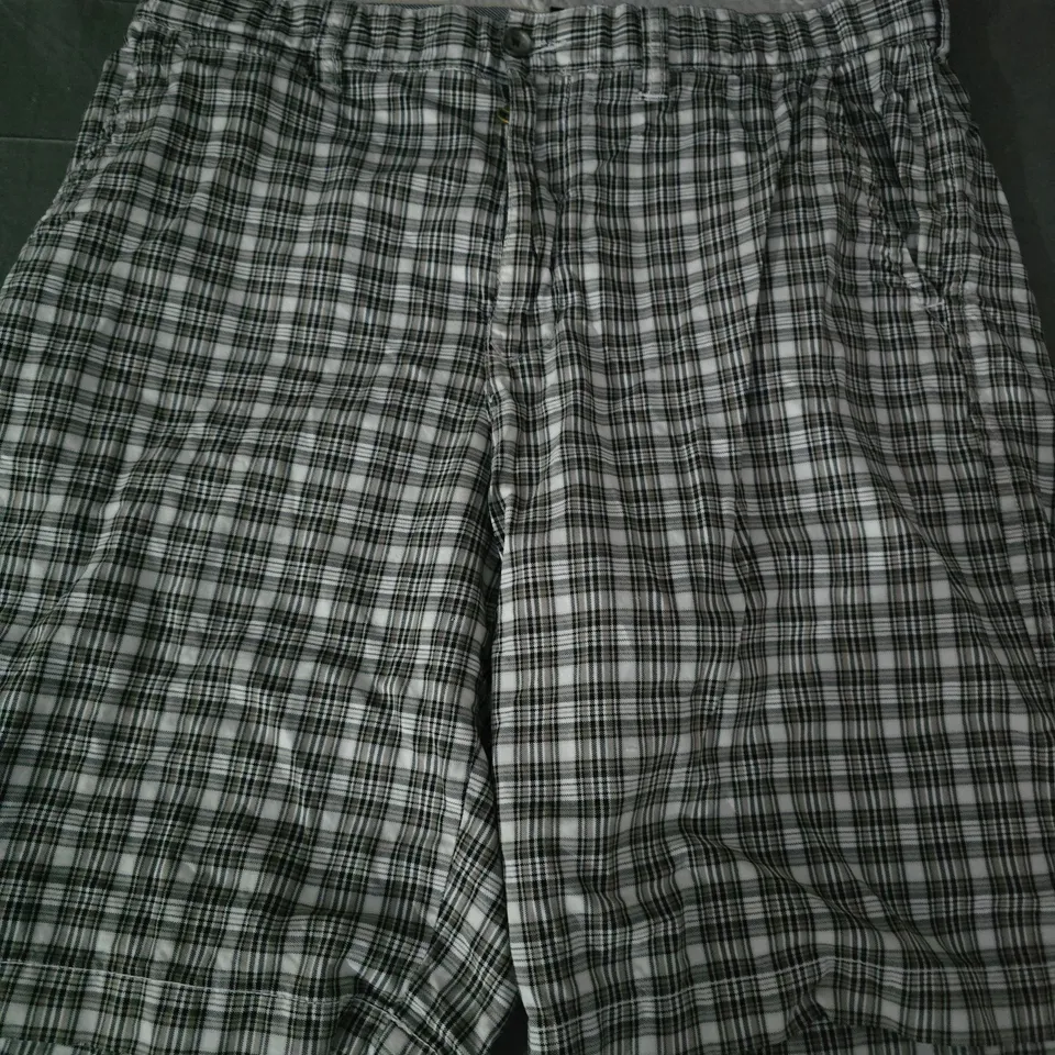 TOMMY HILFIGER CHECK SHORTS SIZE 36