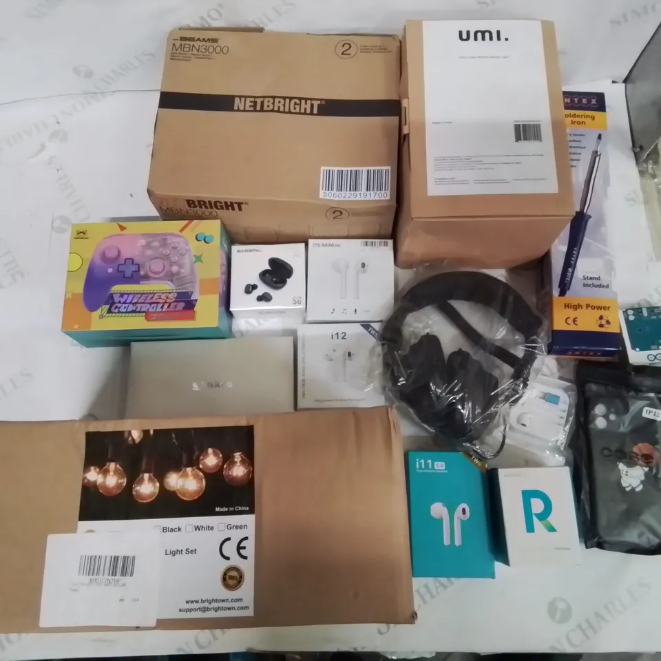 BOX CONTAINING LARGE AMOUNT OF MIXED ELECTRICAL ITEMS, PHONE ACCESSORIES ETC