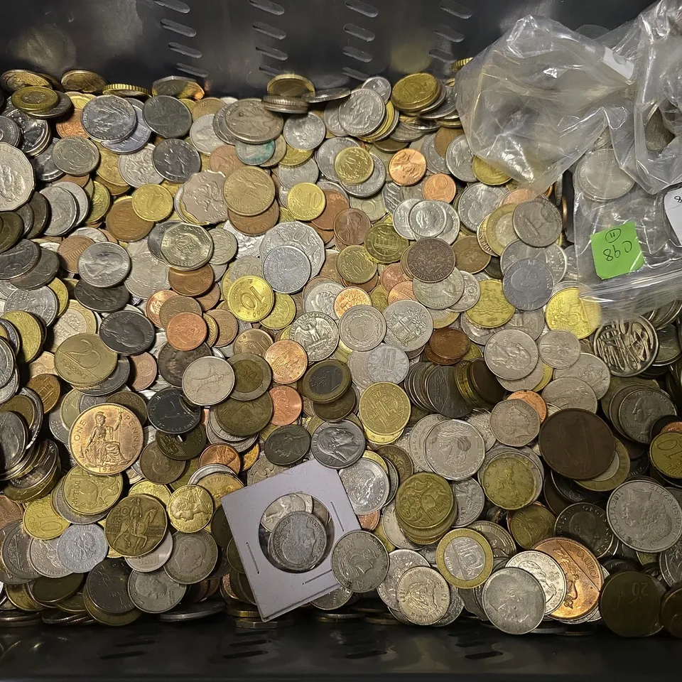 TOTE OF LARGE AMOUNT OF ASSORTED COINS & CURRENCIES 
