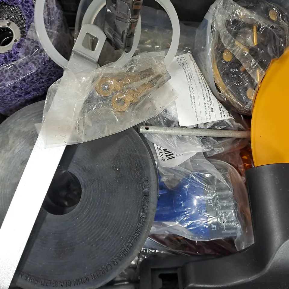 APPROXIMATELY 10 ASSORTED HOUSEHOLD ITEMS TO INCLUDE LATEX WATERPROOF SHOE COVER, MICROFIBRE CLOTHS, ETC