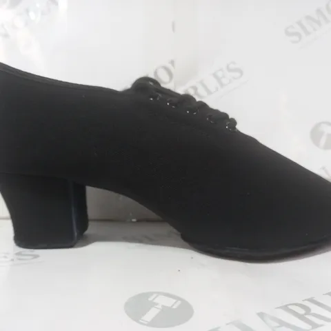 BOXED PAIR OF DESIGNER LACE UP LOW BLOCK HEEL SHOES IN BLACK EU SIZE 38