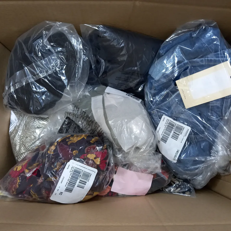 APPROXIMATELY 15 ASSORTED CLOTHING ITEMS TO INCLUDE DRESSES, TROUSERS, BLOUSES, ETC