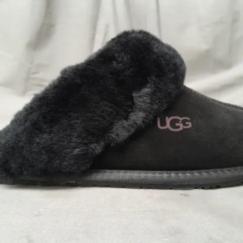 BOXED PAIR OF UGG SLIPPERS IN BLACK UK SIZE 7