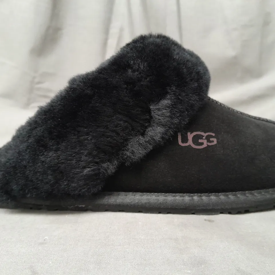 BOXED PAIR OF UGG SLIPPERS IN BLACK UK SIZE 7