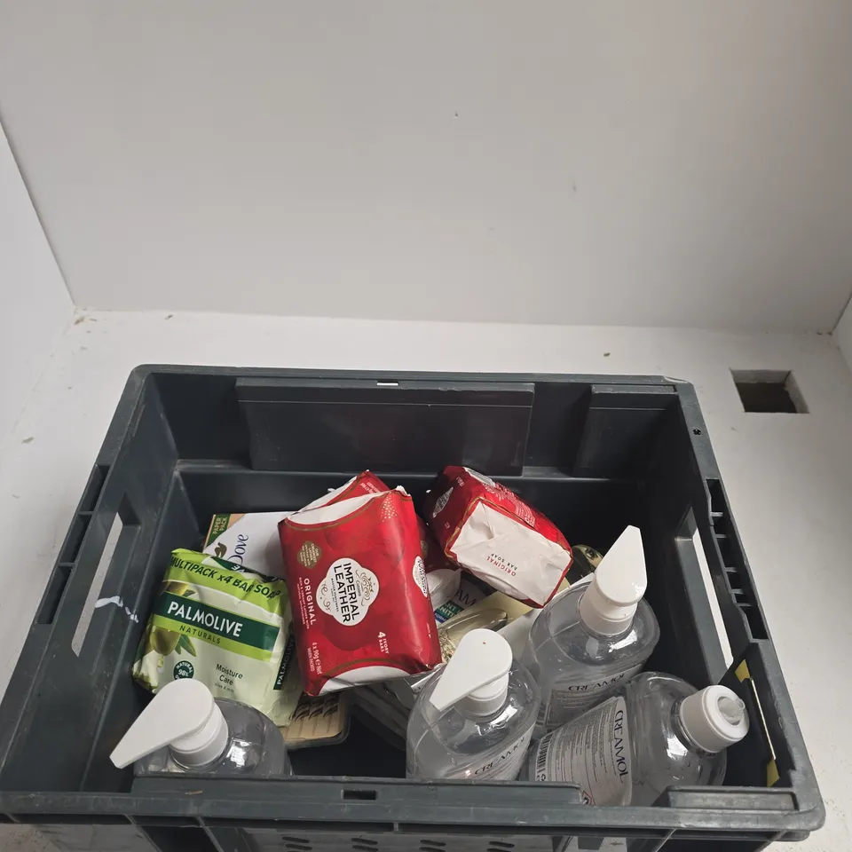 TOTE OF APPROXIMATELY 10 ASSORTED ITEMS INCLUDING PALMOLIVE BAR SOAP, THE WHITE COMPANY BATH & SHOWER GEL AND CREAMOL INSTANT HAND SANITIZER