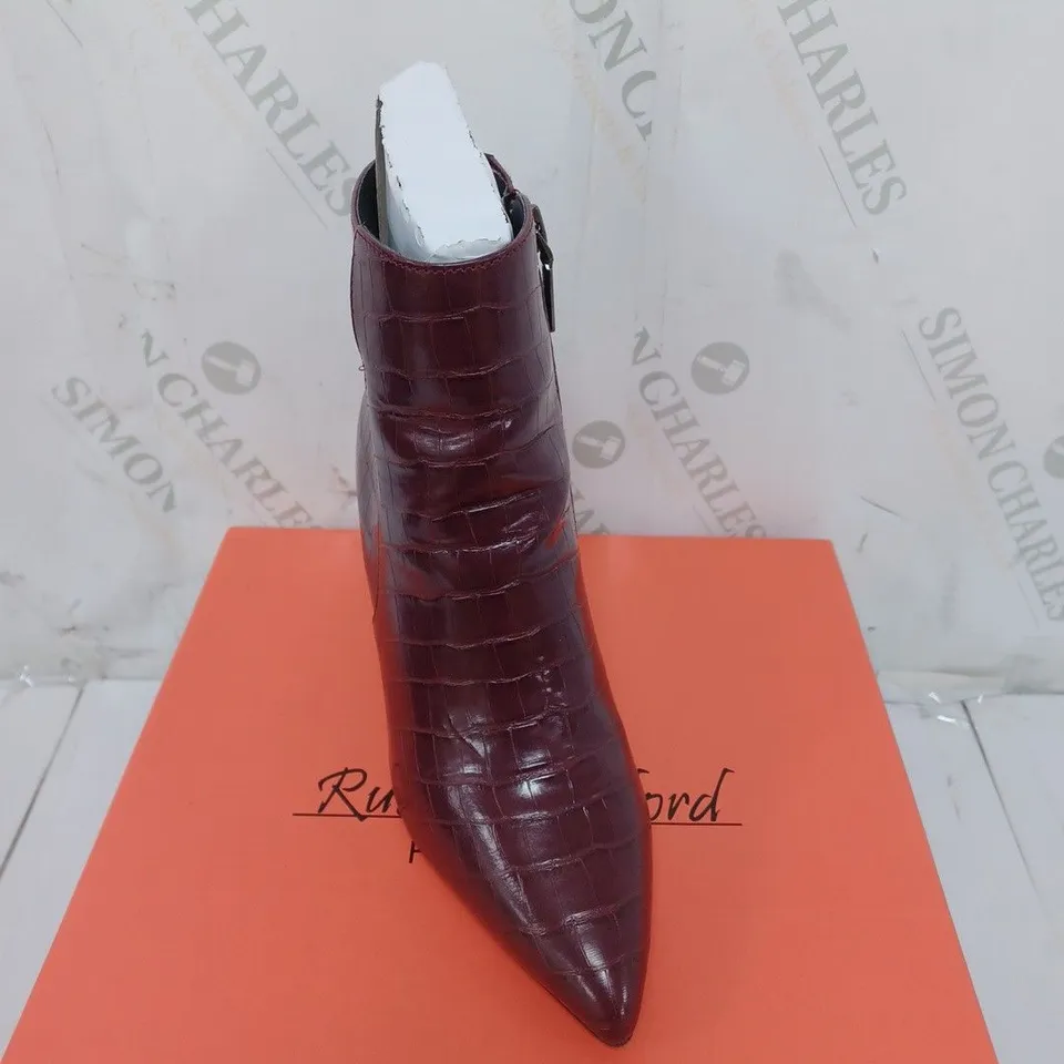 BOXED PAIR OF RUTH LANGSFORD HEELED DRESSY BOOTS IN BURGUNDY SIZE 4
