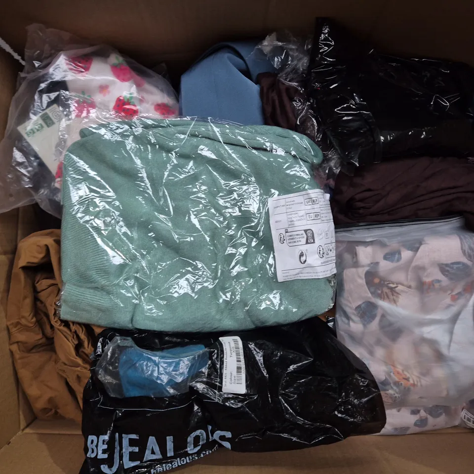 APPROXIMATELY 35 ASSORTED CLOTHING ITEMS IN VARIOUS SIZES, STYLES & COLOURS TO INCLUDE JUMPERS, TOPS, DRESSES, ETC