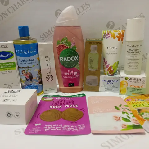 LOT OF APPROX 12 ASSORTED BEAUTY PRODUCTS TO INCLUDE RADOX SHOWER GEL, YOUTH TO THE PEOPLE SUPERFOOD CLEANSER, REVOLUTION REMOVER OIL, ETC