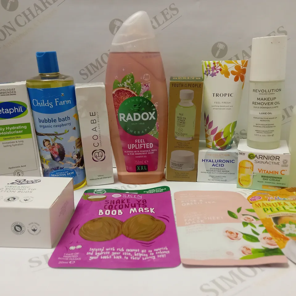 LOT OF APPROX 12 ASSORTED BEAUTY PRODUCTS TO INCLUDE RADOX SHOWER GEL, YOUTH TO THE PEOPLE SUPERFOOD CLEANSER, REVOLUTION REMOVER OIL, ETC 