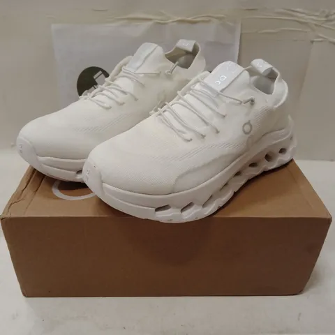 MEN'S WHITE RUNNING SHOES – UK 6 (US 8, EUR 39) – ON-INSPIRED DESIGN