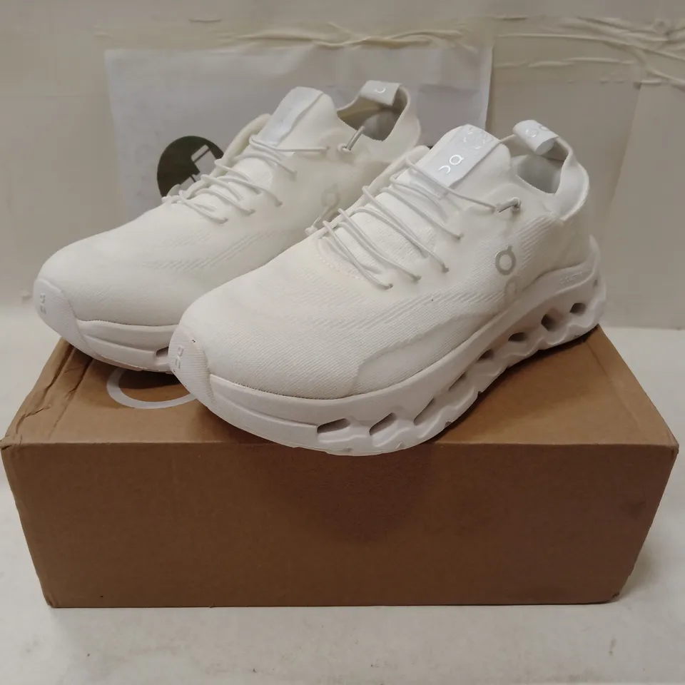 MEN'S WHITE RUNNING SHOES – UK 6 (US 8, EUR 39) – ON-INSPIRED DESIGN