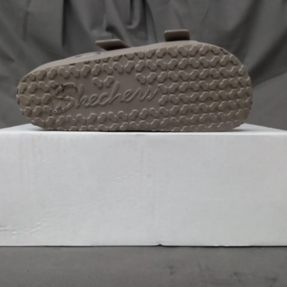 BOXED PAIR OF SKECHERS OPEN TOE SANDALS IN TAUPE SIZE 6