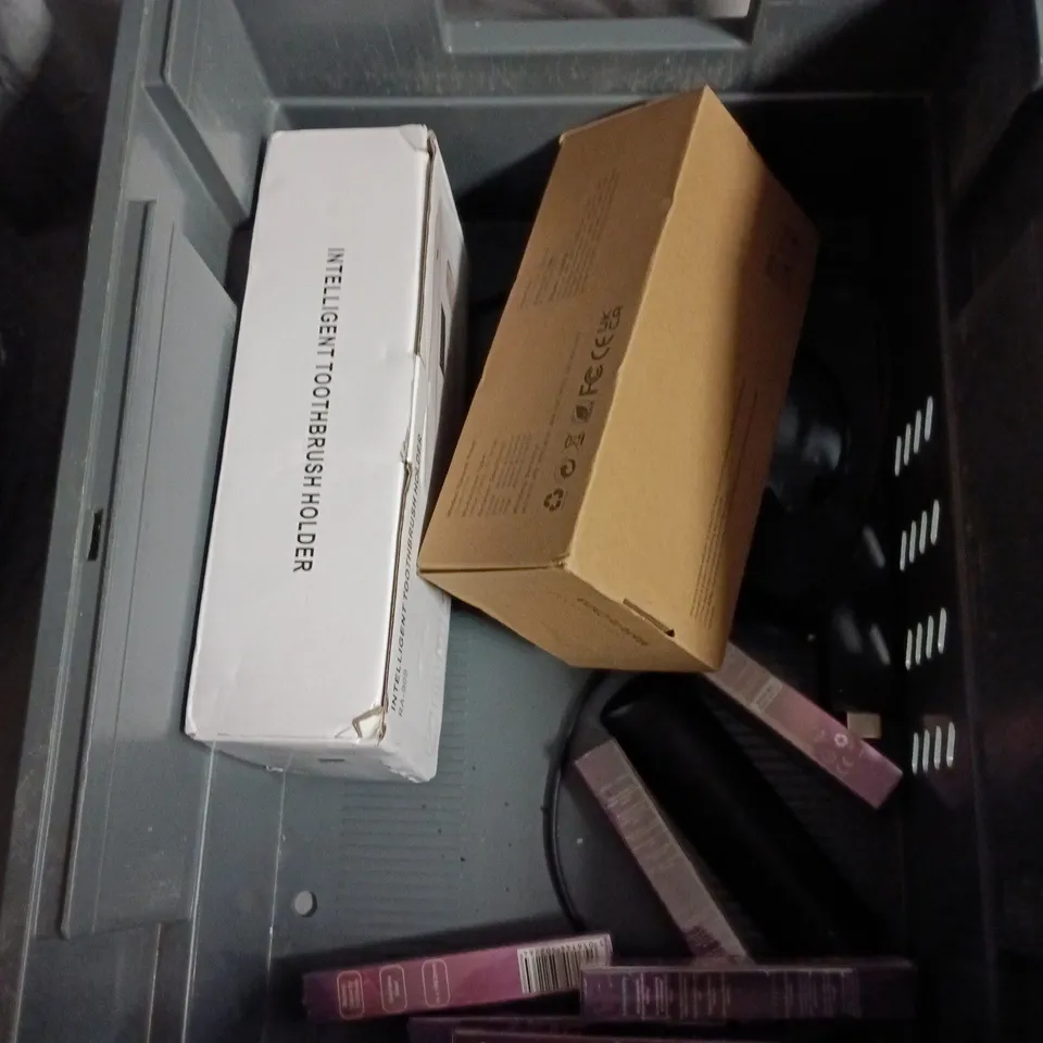 APPROXIMATELY 10 ASSORTED ELECTRICAL PRODUCTS TO INCLUDE FM RADIO, SOLAR LIGHTS, WIFI REPEATER ETC 