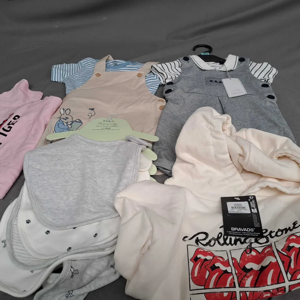APPROXIMATELY 14 ASSORTED 0-5 YEARS CHILDRENS CLOTHING ITEMS