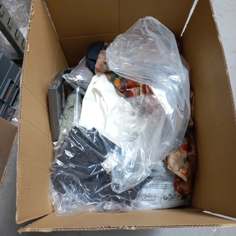 BOX OF APPROXIMATELY 20 ASSORTED CLOTHING ITEMS TO INCLUDE: BIG DUDE DRESSING GOWN