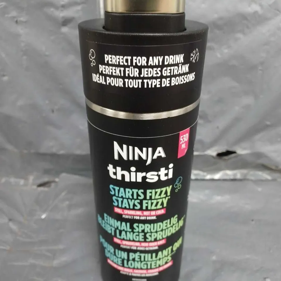 NINJA THRISTI STAYS FIZZY 530ml BOTTLE IN BLACK