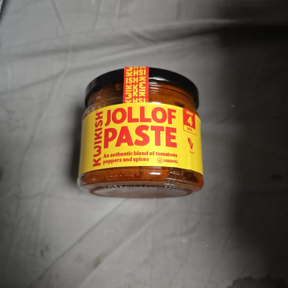 BOX OF APPROXIMATELY 10 ASSORTED FOOD ITEMS INCLUDING JUST BEE HONEY , JOLLOF PASTE AND POPWORKS POPPED CHIPS