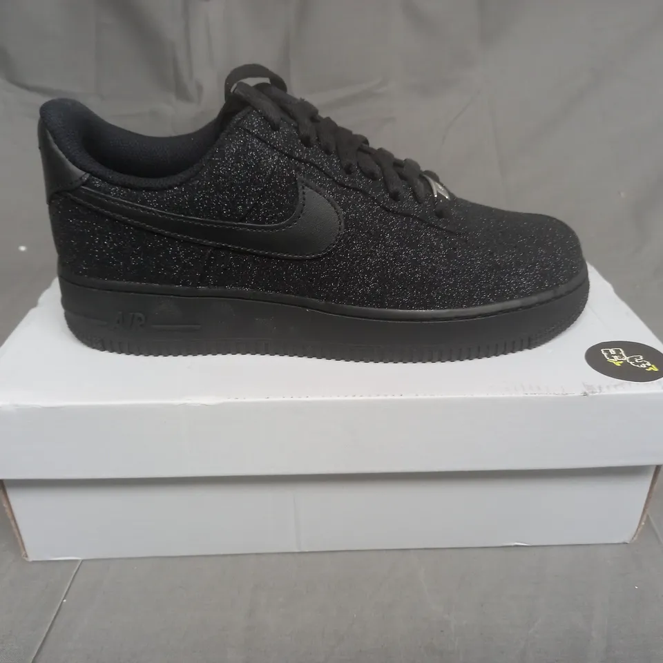 BOXED PAIR OF NIKE AIRFORCE IN BLACK WITH GLITTER EFFECT SIZE UK 6 1/2