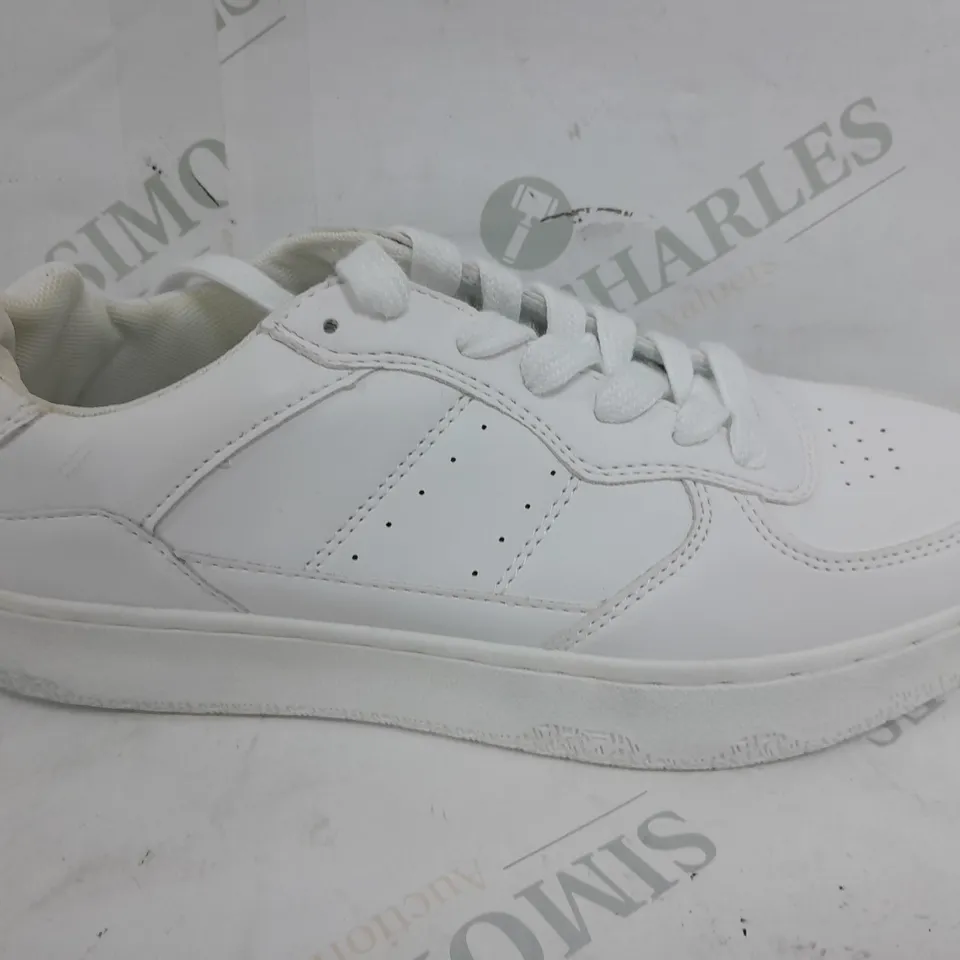 PAIR OF BENETTON LOWS IN WHITE - EU 40
