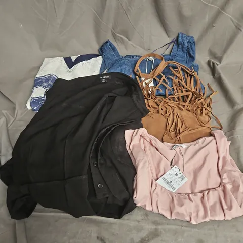 BOX OF APPROXIMATELY 20 ASSORTED CLOTHING ITEMS TO INCLUDE DRESS, TOPS, BAG, ETC