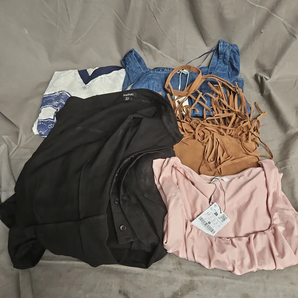 BOX OF APPROXIMATELY 20 ASSORTED CLOTHING ITEMS TO INCLUDE DRESS, TOPS, BAG, ETC