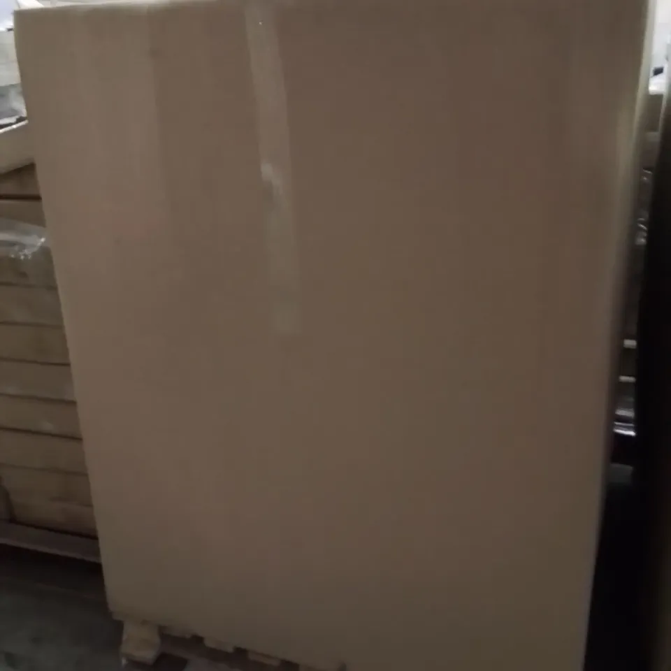 PALLET CONTAINING A LARGE QUANTITY OF LAWN MOWERS