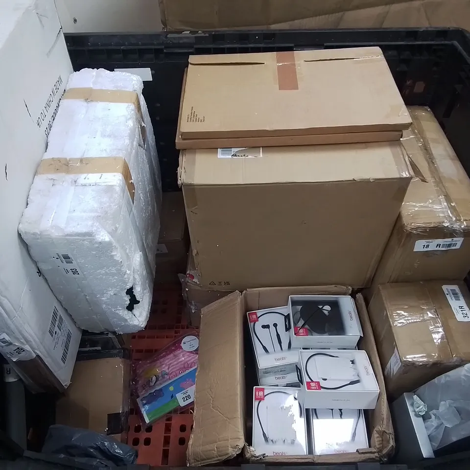 PALLET OF ASSORTED ITEMS TO INCLUDE CHRISTMAS PRESENT SLEIGH,FROG ORNAMENT, PORTABLE SANITISER BAGS AND AMPLIFIED AERIAL