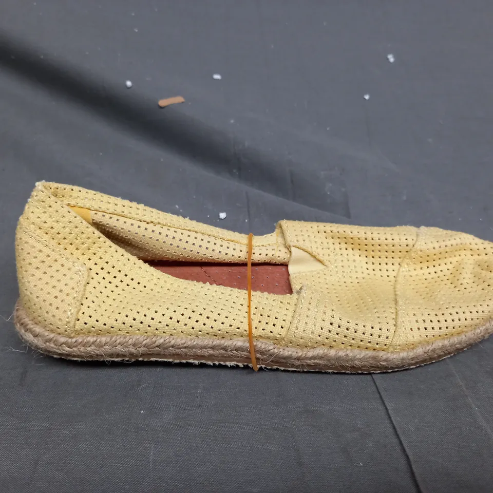 BOX OF APPROXIMATELY 12 DESIGNER FLAT SLIP ON SHOES IN VARIOUS SIZES