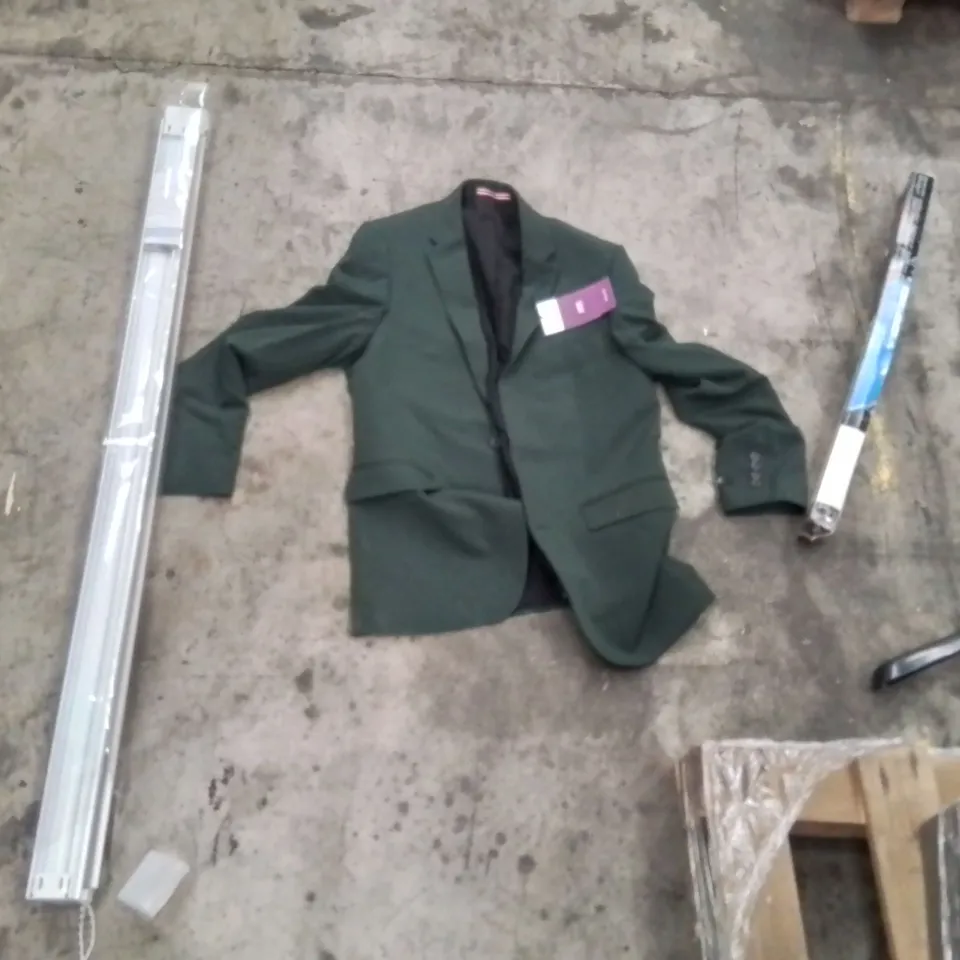 PALLET OF ASSORTED HOUSEHOLD GOODS AND PRODUCTS TO INCLUDE;BOSCH WINDOW WIPERS,ROLLER BLINDS,BUTTONS MENSWEAR BLAZER