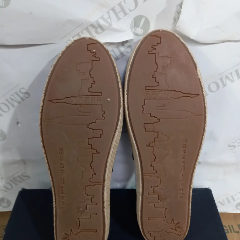 BOX PAIR OF TOMMY HILFIGER COLOR LOCK ESPADRILLE SIZE 43
