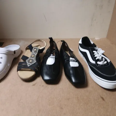 APPROXIMATELY 20 PAIRS OF ASSORTED FOOTWEAR