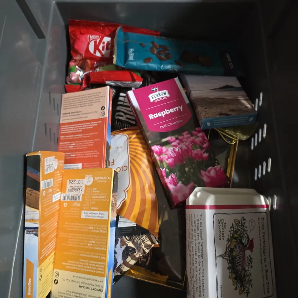 TOTE OF APPROXIMATELY 15 CONFECTIONERY ITEMS TO INCLUDE FIZZY JELLY MIX SWEETS, MILKYBAR MINI EGGS BAR AND BARBIE GUMMIES