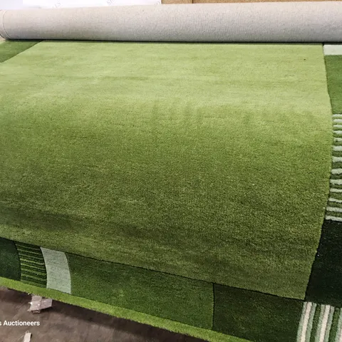 RECTANGULAR ROYAL GREEN WOOL RUG 140 × 200