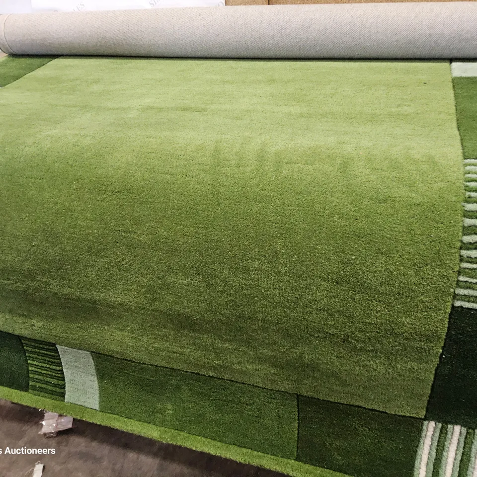 RECTANGULAR ROYAL GREEN WOOL RUG 140 × 200