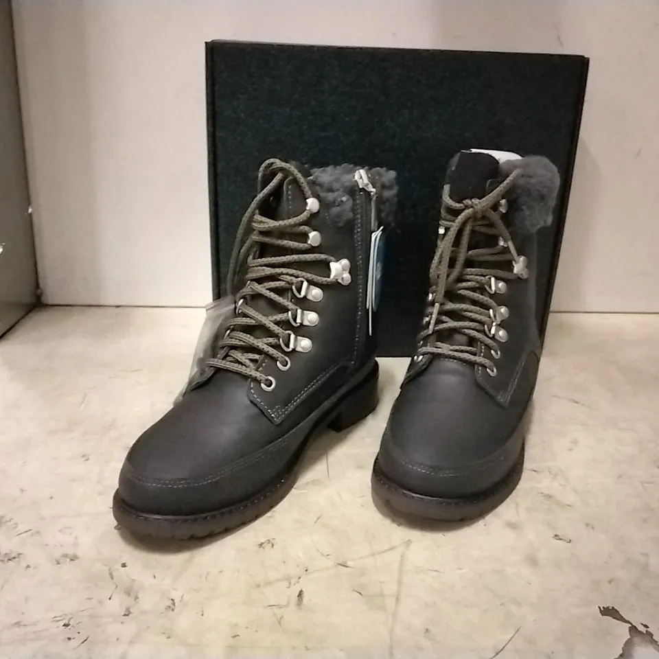 BOXED EMU AUSTRALIA UNISEX BOOTS , GREY , SIZE UK 4 , 5 PAIRS 