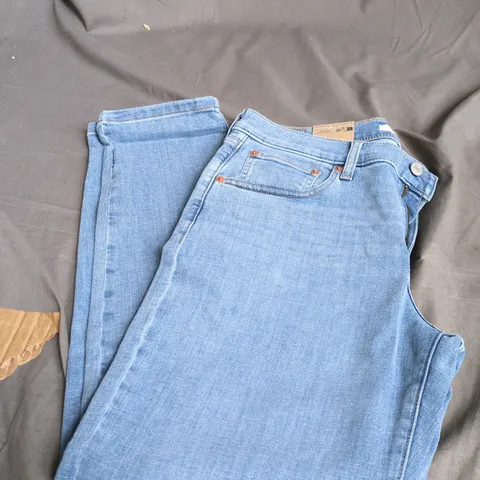 LEVI'S WOMEN'S BOYFRIEND JEANS – LIGHT WASH, SIZE 30 (US)