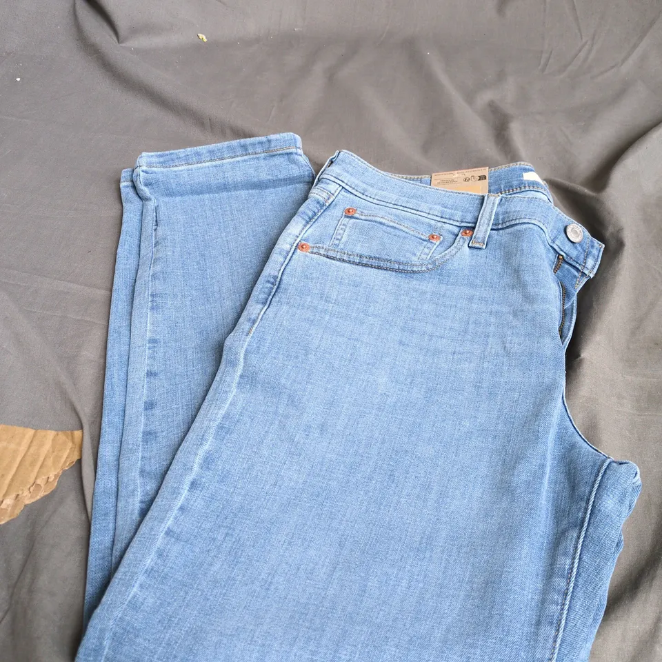 LEVI'S WOMEN'S BOYFRIEND JEANS – LIGHT WASH, SIZE 30 (US)