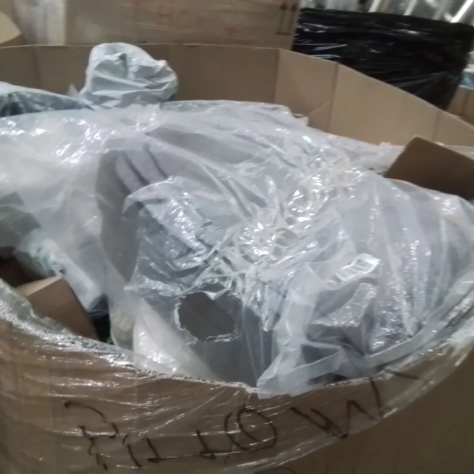 PALLET CONTAINING A LARGE QUANTITY OF PILLOWS