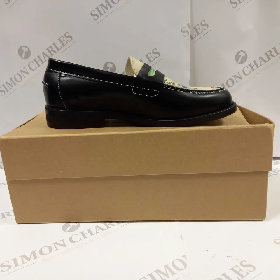 BOXED PAIR OF DUKE AND DEXTER LOAFERS IN BLACK/BLUE UK SIZE 9