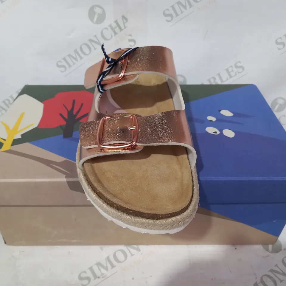 BOXED PAIR OF JOULES REINA OPEN TOE BUCKLE STRAP SANDALS IN ROSE GOLD UK SIZE 7