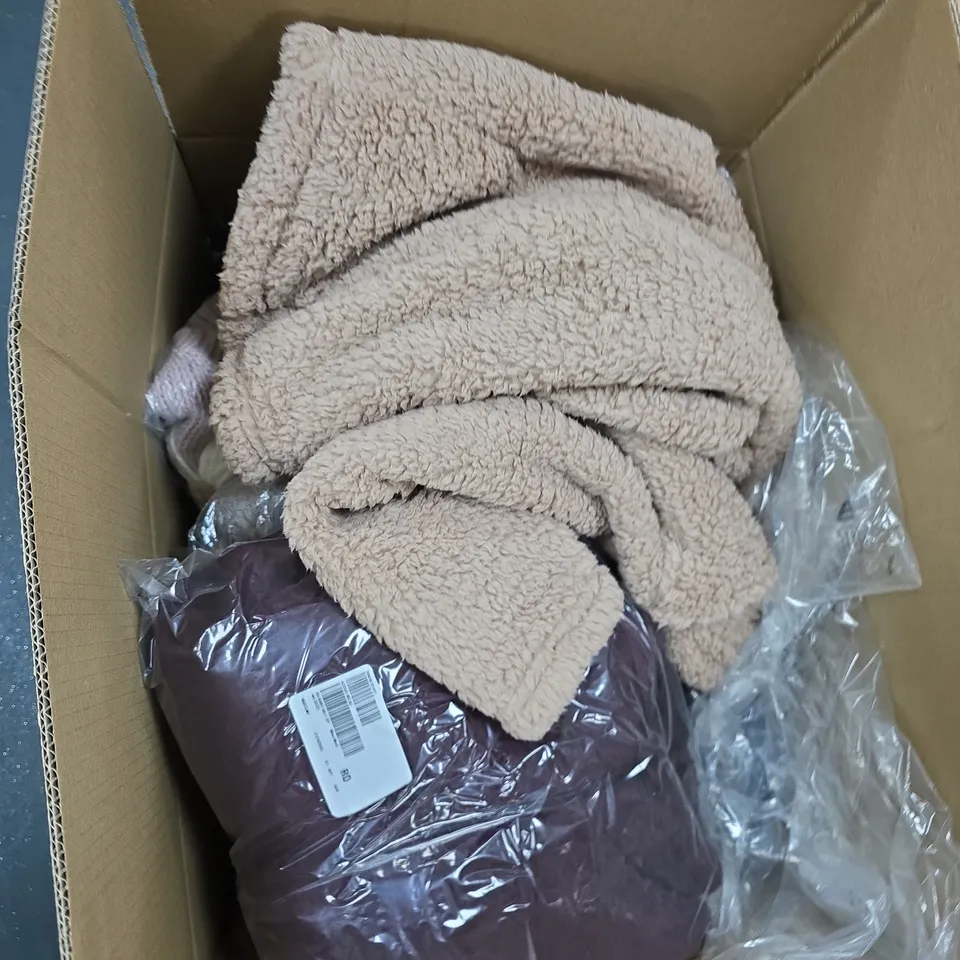 BOX OF APPROXIMATELY 20 ASSORTED CLOTHING ITEMS TO INCLUDE: D&CO SEQUIN JUMPER 