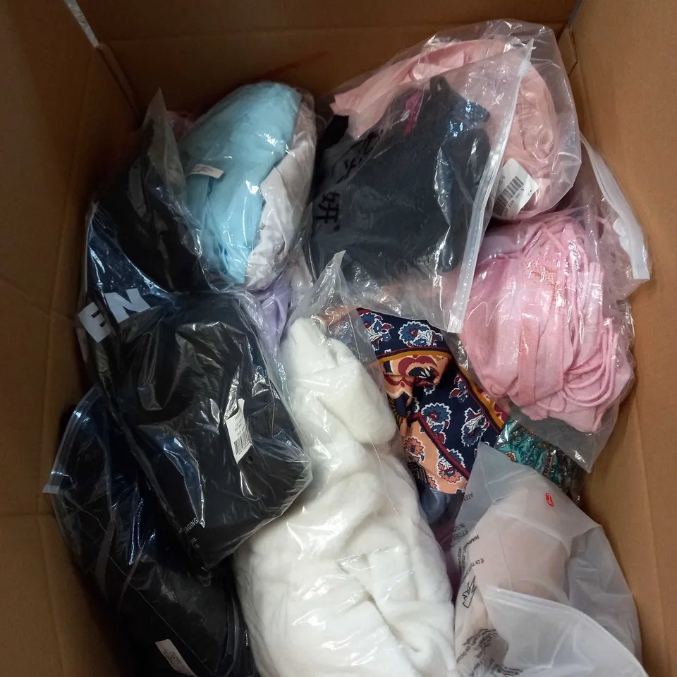 BOX OF APPROX 35 ASSORTED CLOTHING ITEMS TO INCLUDE - DRESSES, T-SHIRTS AND TROUSERS