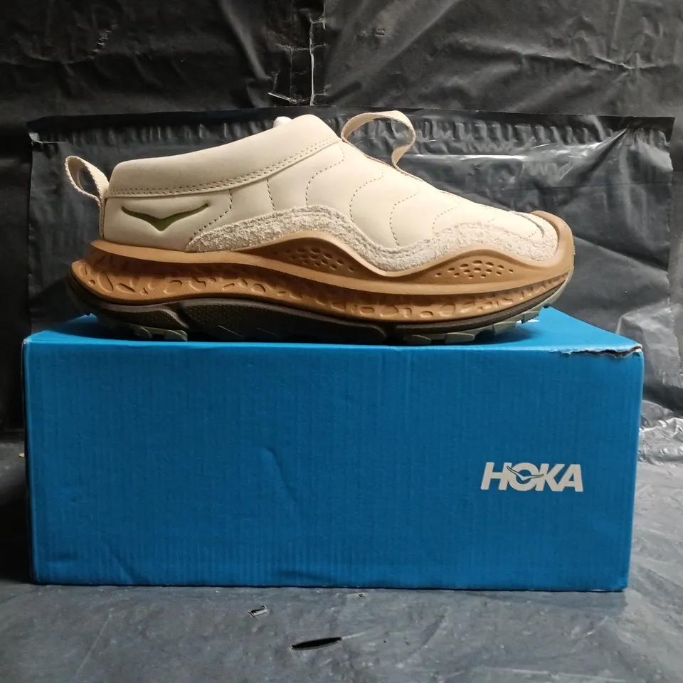 BOXED PAIR OF HOKA U ORA PRIMO SHOES IN CREAM/TAN SIZE UK 5