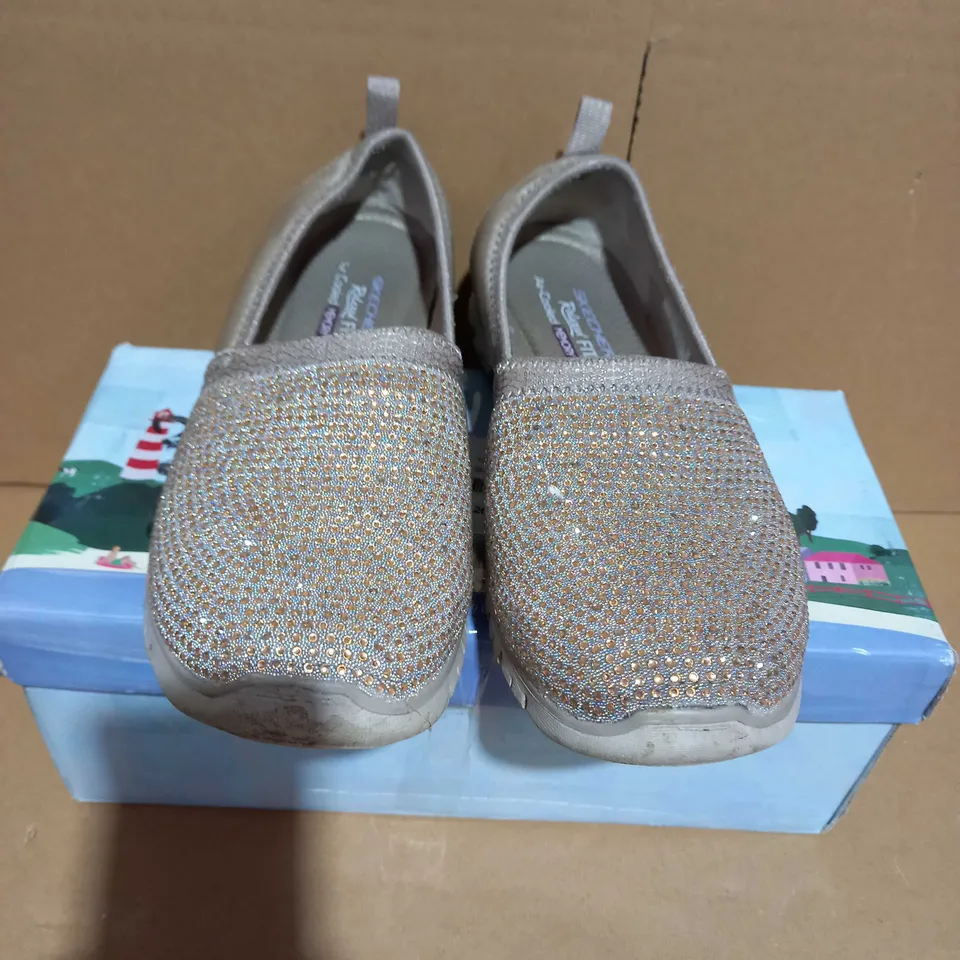 SKECHERS FLEX RENEW SHIMMER SHOW SLIP ON SHOES - SIZE 6